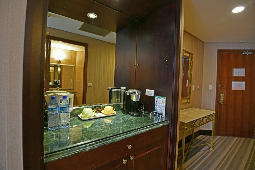 Wei-Yat Grand Hotel Tainan Bagian luar foto